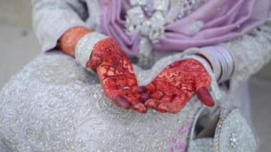 Mehndi 'nin Elleri ve Mücevher Kapısı Düğün Fotoğrafları' nda yakın plan. Yüksek kalite 4k görüntü