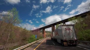 SAIA nakliye kamyonunun yeşil yeşil yapraklı mavi gökyüzü altında otobanda sürüşünün POV görüntüsü. Lojistik ve ulaşım konsepti. Atlanta GE. ABD 2 Mayıs 2025. Yüksek kalite 4k görüntü