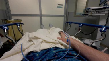 Hastanenin koğuşunda tedavi bekleyen bir hastanın geniş bir görüntüsü, bir klinikte tıbbi bakım. POV görünümü. Yüksek kalite 4k görüntü