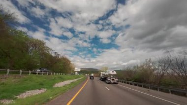 Yeşil yay yapraklı otobanda tanker taşıyan servis aracı görüntüsü. Lojistik ve ulaşım konsepti. Atlanta GE. ABD 2 Mayıs 2025. Yüksek kalite 4k görüntü