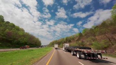 Karavanı olan teslimat kamyonunun POV görüntüsü ve yeşil yapraklı bir kargo kamyonu. Lojistik ve ulaşım konsepti. Atlanta GE. ABD 2 Mayıs 2025. Yüksek kalite 4k görüntü