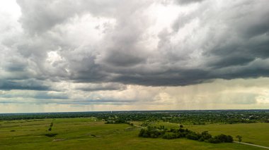 Banliyölerin üstündeki fırtınalı bulutlarla dramatik bir siluet. Fırtınalı cennet. Yüksek kalite fotoğraf