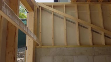 Yeni Ev İnşaatı 'nın geniş açılı görüntüsü. Tahta çerçeve kirişleri. Stabil kamera görüntüleri. Yüksek kalite 4k görüntü