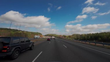 Yeşil yay yapraklı otoyoldaki dağıtım kamyonları ve tanker karavanının POV görüntüsü. Lojistik ve ulaşım konsepti. Atlanta GE. ABD 2 Mayıs 2025. Yüksek kalite 4k görüntü