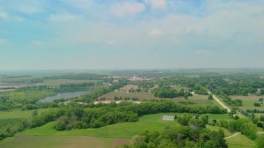 Kenar mahallelerin yakınındaki tarlaların ve ormanların geniş insansız hava araçları görüntüleri. Yüksek kalite 4k görüntü