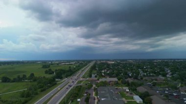 Yeşil banliyölerde karayolu ile yağmur yağmadan önce bulutlu görkemli bir ufuk çizgisi. Fırtınalı cennet. Yüksek kalite 4k görüntü