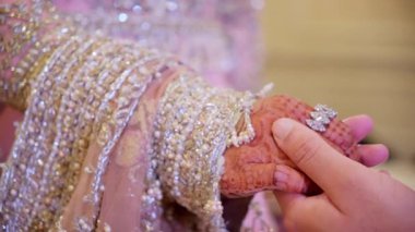 Asyalı gelin ve damat düğün fotoğrafı çekilirken el ele tutuşuyorlar. Yüksek kalite 4k görüntü