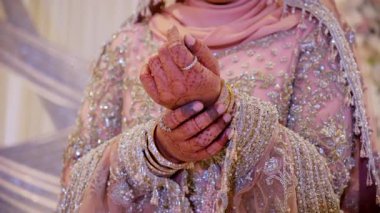 Geleneksel Asya gelinliklerinin orkide rengi, Ağır çekim kamera görüntüsü, el bileziklerinin çeşitliliği. Yüksek kalite 4k görüntü