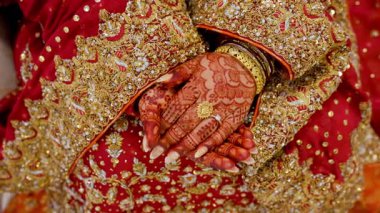 Gelin ellerini açar ve fotoğraf çekimi için poz verir, kırmızı geleneksel Hint kıyafetleri giyer, Asyalı düğün unsurları. - Evet. Yüksek kalite 4k görüntü