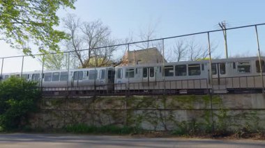  Gün içinde Chicago şehir merkezine yakın banliyö bölgesinde bir tren geçiyor. Chicago 2 Mart 2025. Yüksek kalite 4k görüntü