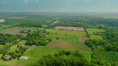 Countryside Fields 'ın ve banliyödeki çiftliğin geniş hava görüntüleri. Yüksek kalite 4k görüntü