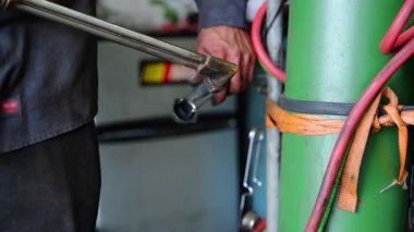 Metal çalışmaları devam ediyor. Meşaleye bir ateşleme uygulanır. Alev, yüksek basınçla parlıyor. Kaynak yapmak, cilalamak, kesmek anlamına geliyor. Yüksek kalite 4k görüntü