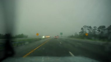 Şiddetli yağmurlu havada otoyolda araba sürmek. Ön yolcu koltuğundan POV görüntüsü. Yüksek kalite 4k görüntü