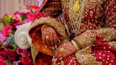 Fotoğraf çekimi için poz veren bir gelin, kırmızı geleneksel Hint kıyafetleri giymiş, Asyalı düğün unsurları. - Evet. Yüksek kalite 4k görüntü