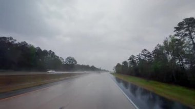 Şiddetli yağmur altında otoyolda araba sürmek. Ön yolcu koltuğundan POV görüntüsü. Zaman ayarlı. Yüksek kalite 4k görüntü