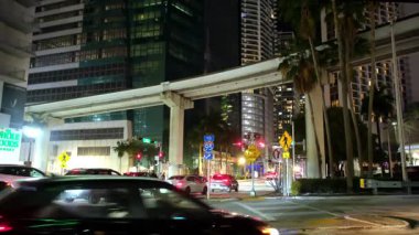 Miami taşımacılığı, tek raylı tren, metro, Amerika 'nın merkezindeki Miami' de caddede Cras. Miami, ABD. 20 Mart 2025. Yüksek kalite 4k görüntü