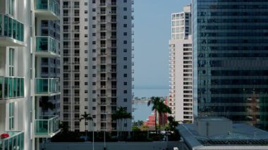 Miami yerleşim ve iş alanı birleşiminin stabil görüntüsü ABD şehir merkezinde. Miami, ABD. 20 Mart 2025. Yüksek kalite 4k görüntü