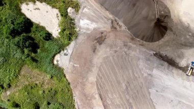 Yukarıdan çekilen sanayi manzarası, çimento fabrikası, asfalt karıştırma tesisi ve etrafındaki ağır ekipmanlar. Yüksek kalite 4k görüntü