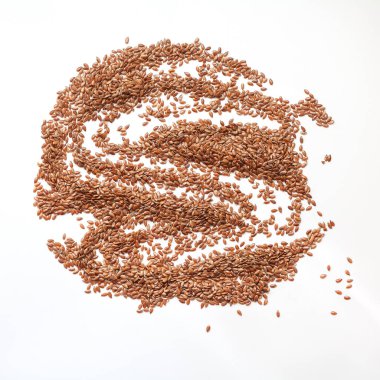 Beyaz arka planda keten tohumları yakın plan. süper yiyecek ve keten tohumu resimleri