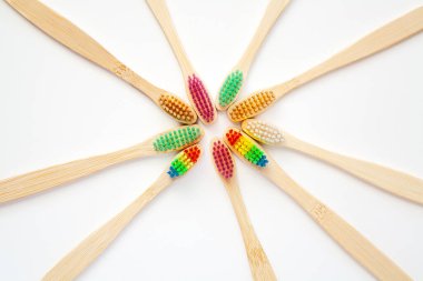Beyaz arka planda bambu diş fırçaları ile ayarlanmış. Çevre dostu ürün, plastik ve geri dönüşümlü ürünlerin kullanımının kaldırılması