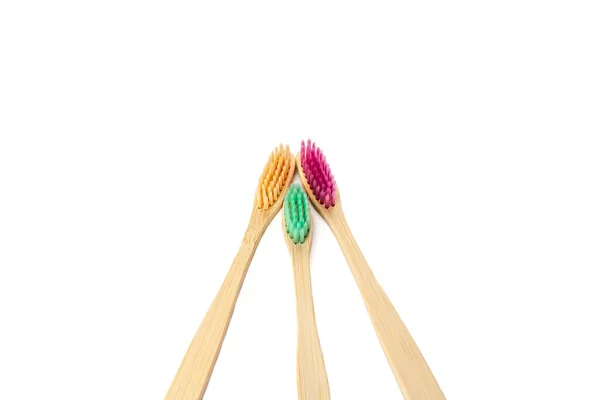 Três Escovas Bambu Multicoloridas Isoladas Fundo Branco Copyspace Higiene Oral — Fotografia de Stock