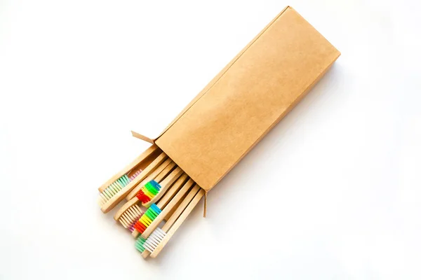 Tahta Çevre Dostu Bambu Diş Fırçaları Beyaz Arka Planda Izole — Stok fotoğraf