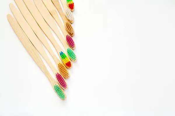 Set Con Cepillos Dientes Bambú Sobre Fondo Blanco Producto Respetuoso — Foto de Stock