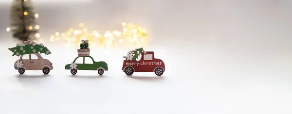 Carros Brinquedo Madeira Estão Carregando Presentes Ano Novo Uma Árvore — Fotografia de Stock
