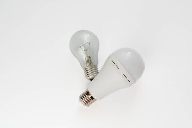 Beyaz arka planda parlak ışık ve LED lamba. enerji tasarruf kavramı