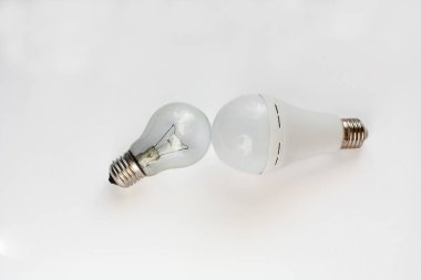 Beyaz arka planda parlak ışık ve LED lamba. enerji tasarruf kavramı