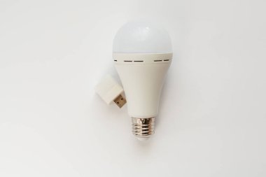 Beyaz zemin üzerinde LED lamba ve USB ampul. enerji tasarruf kavramı