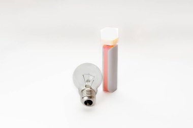 USB ve akkor lamba ile Güç Bankası 'ndan LED fener. Enerji tasarrufu ve çevresel arkadaşlığın karşılaştırılması