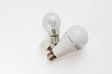 Parlak lamba, LED lamba ve beyaz arka planda USB ampul. enerji tasarruf kavramı