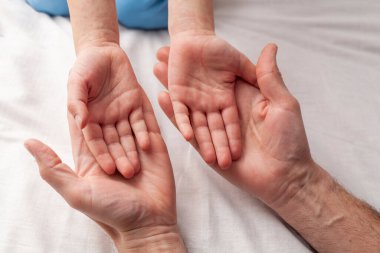 Çocuk doktora avuç içi gösteriyor. Kızarıklık ya da alerjik deri iltihabı. Rubella kavramı ve çocuklarda viral hastalıklar