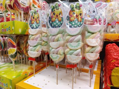 Kropyvnytskyi, Ukrayna - 11 Nisan 2025: Süpermarkette Paskalya Marshmallowları, geleneksel çikolatalar ve Paskalya bayramları ve bahar sezonu boyunca diğer şenlikli şekerleri.