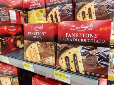 Kropyvnytskyi, Ukrayna - 11 Nisan 2025: Süpermarkette çikolata ve tiramisu ile panettone. Geleneksel Paskalya pastaları ve ekmek