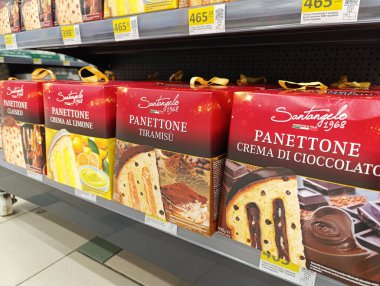 Kropyvnytskyi, Ukrayna - 11 Nisan 2025: Süpermarkette Panettone. Geleneksel Paskalya pastaları ve ekmek