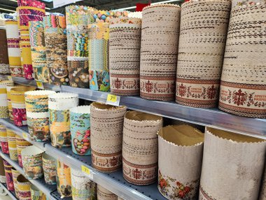 Kropyvnytskyi, Ukrayna - 11 Nisan 2025: Süpermarkette Paskalya pastası pişirmek için çok renkli kağıt kalıplar