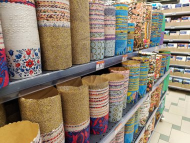 Kropyvnytskyi, Ukrayna - 11 Nisan 2025: Süpermarkette Paskalya pastası pişirmek için çok renkli kağıt kalıplar