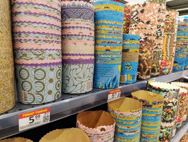 Kropyvnytskyi, Ukrayna - 11 Nisan 2025: Süpermarkette Paskalya pastası pişirmek için çok renkli kağıt kalıplar