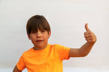 İşaret gibi, beyaz arka planda onay veren bir çocuk.
