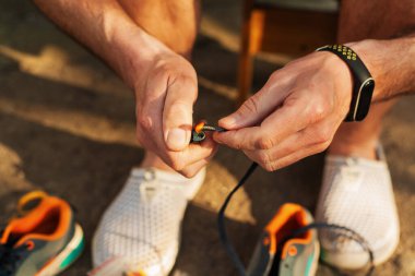 Bir adam çocuk ayakkabılarını tamir eder. Eller ve ayakkabılar yakın çekim. Ayakkabıcı. Tüm ticaretlerin valesi. Ev tamircisi..