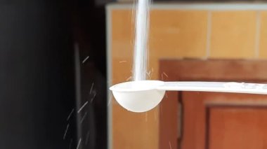 Tuzu ölçme kaşığına yerleştir sonra da kaşık sapını kullanarak üstteki fazlalığı kaldır..