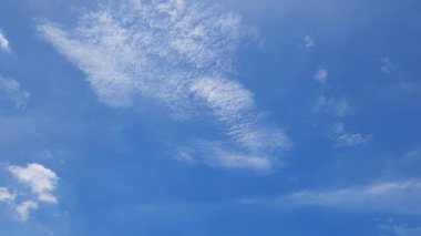 Bulutlar, açık mavi gökyüzünde beyaz bulutlar.