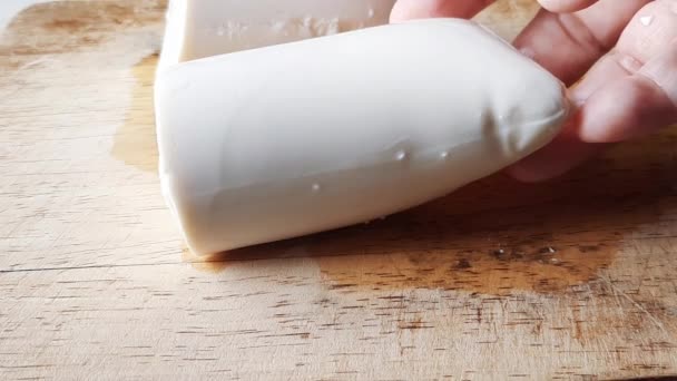 木製キッチンボードに柔らかいチューブ豆腐のクローズアップショット 食品を準備 — ストック動画