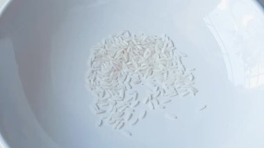 Yakın çekim kaseye pirinç döküp, yemek hazırlamak..