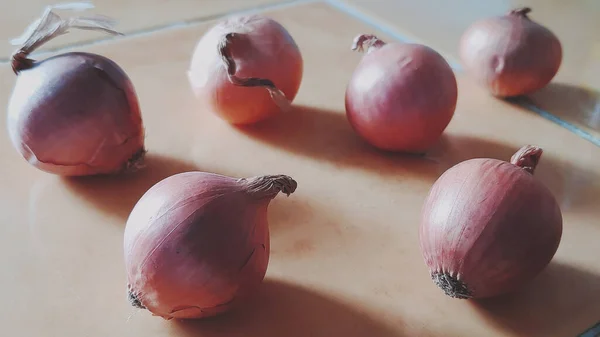 Bunch Shallots Were Placed Kitchen Table Close Shot — Stock Photo, Image