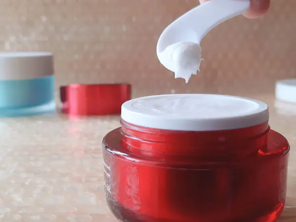 Yakın plan kullanım spatula kremi yaşlı cilt için beyaz çağ kremi, güzellik ve cilt bakımı kavramı. 