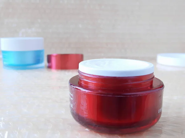 Yaşlı cilt için beyaz çağ krem kavanozu, güzellik konsepti cilt bakımı. 