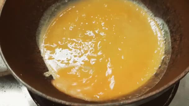 Detailní Záběr Připravované Omelety Pánvi — Stock video